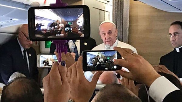 El Papa Francisco habla a los periodistas.