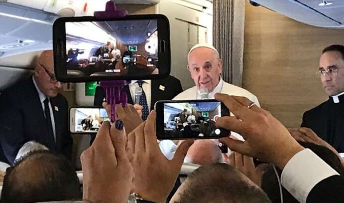 El Papa Francisco habla a los periodistas.