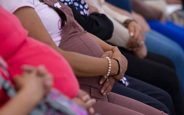 Decir mujer embarazada es transfóbico