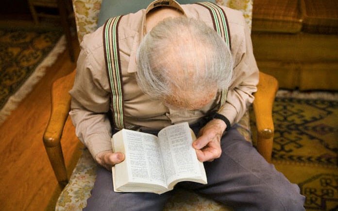 Prohíben a un anciano leer su Biblia