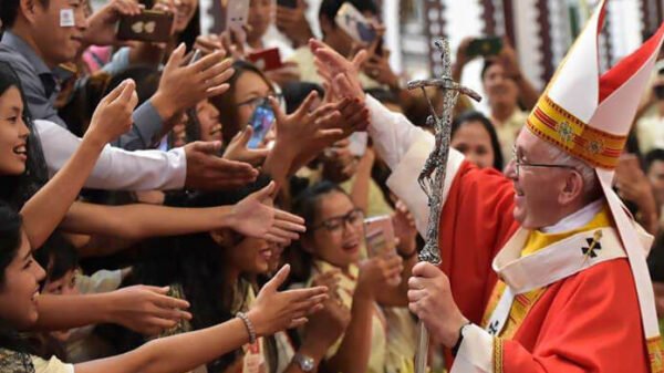 el Papa Francisco desafía a jóvenes