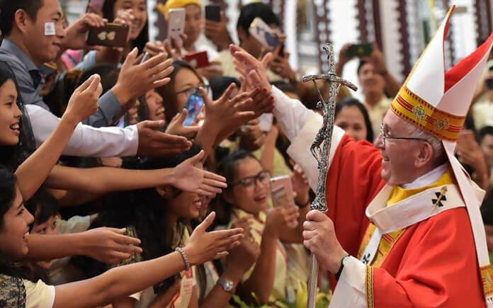 el Papa Francisco desafía a jóvenes
