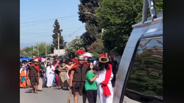 Niño con síndrome de Down conmueve al consolar a Jesús