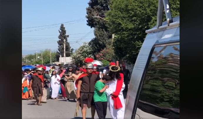 Niño con síndrome de Down conmueve al consolar a Jesús