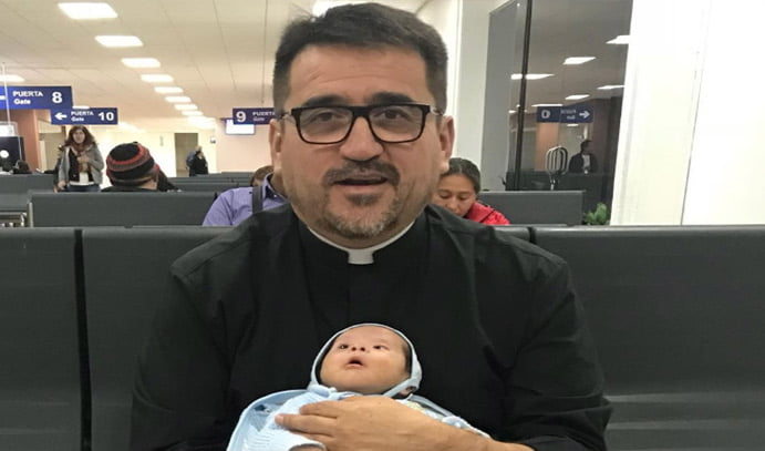 Sacerdote "adopta" bebé huérfano con síndrome de Down
