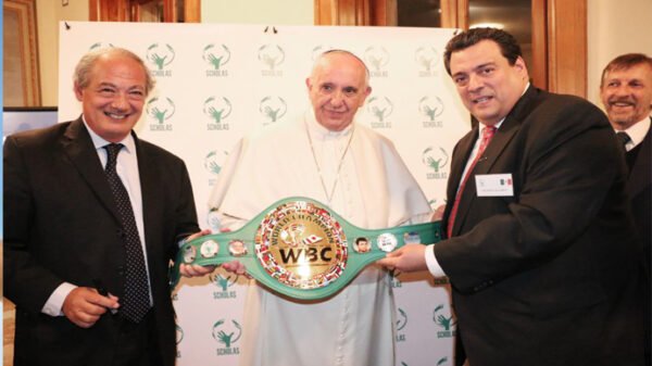 Fundación del Papa promueve el box con valores en México