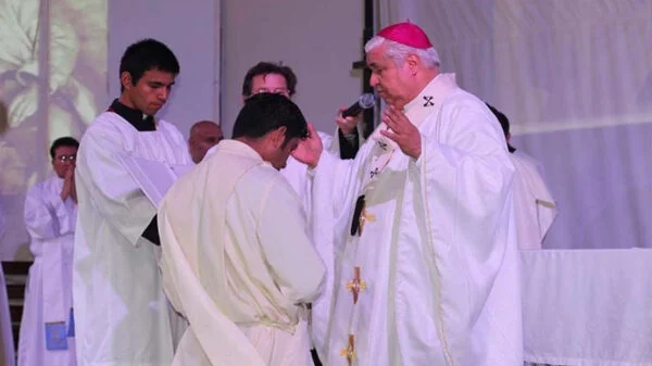ordenación de un sacerdote dentro de una cárcel