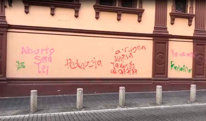 Feministas atacaron