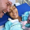 Recién nacida saluda a su papá con una sonrisa