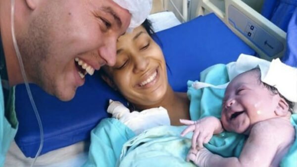 Recién nacida saluda a su papá con una sonrisa