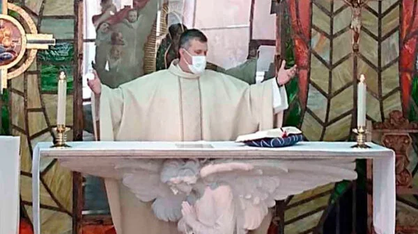 Amenazan a sacerdote
