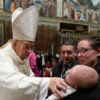 amamantar en la iglesia